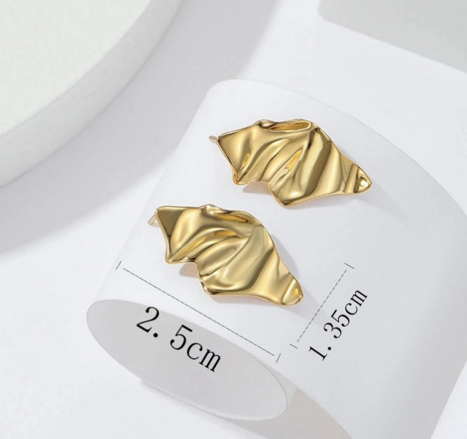 One pair of women's leaf shaped earrings